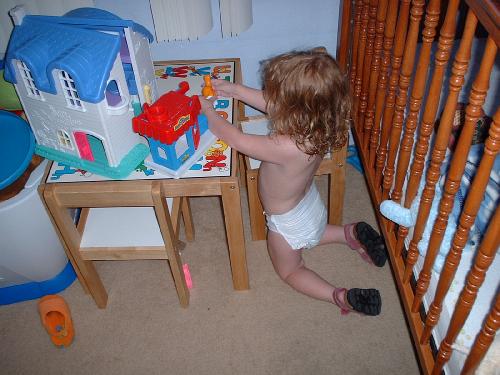 Savannah at play table.jpg 38.3K